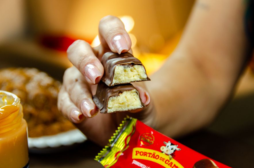 Doce de Leite com coco Cobertura de Chocolate Display 990g ( 30 unidades de 33g) - Imagem 3